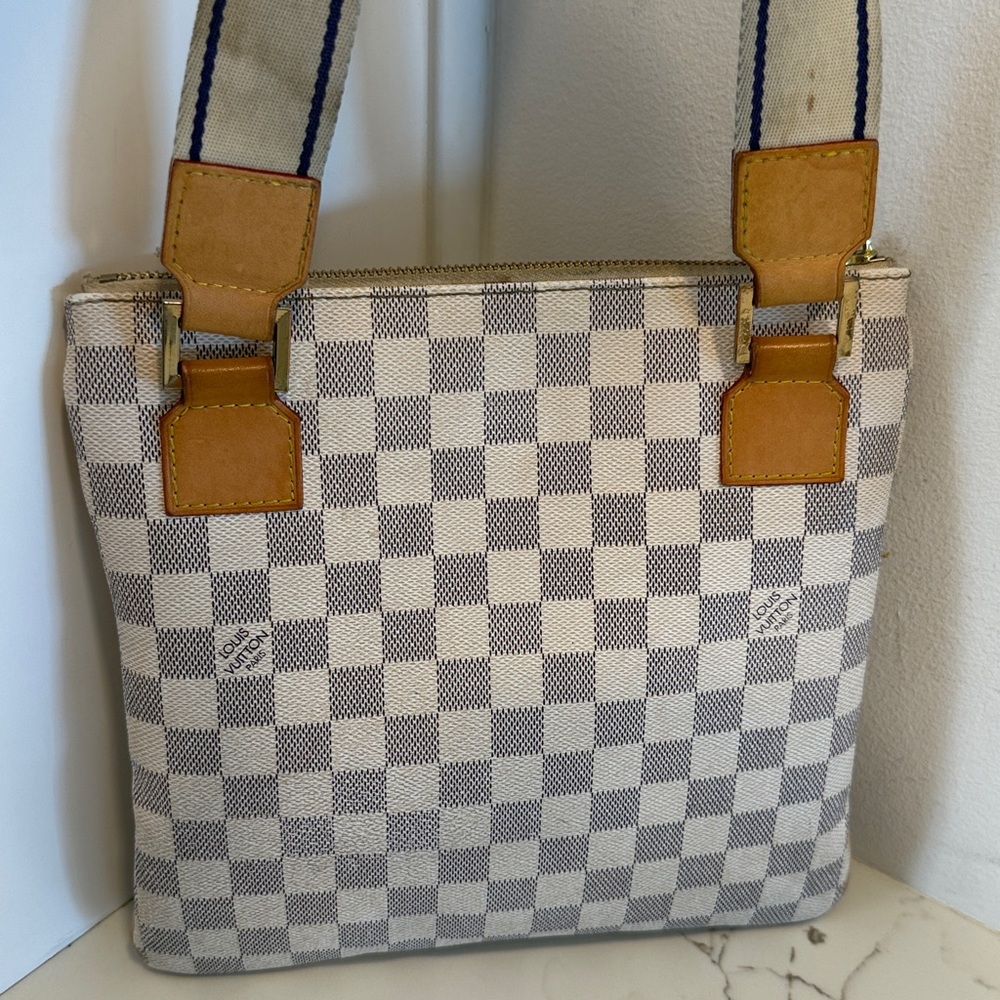 Louis Vuitton Crossbody - Picture 3 of 10